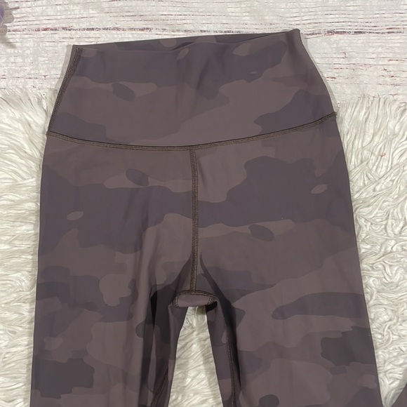 ALO Yoga High-Waist Vapor Leggings in Coco Camo - Picture 4 of 11